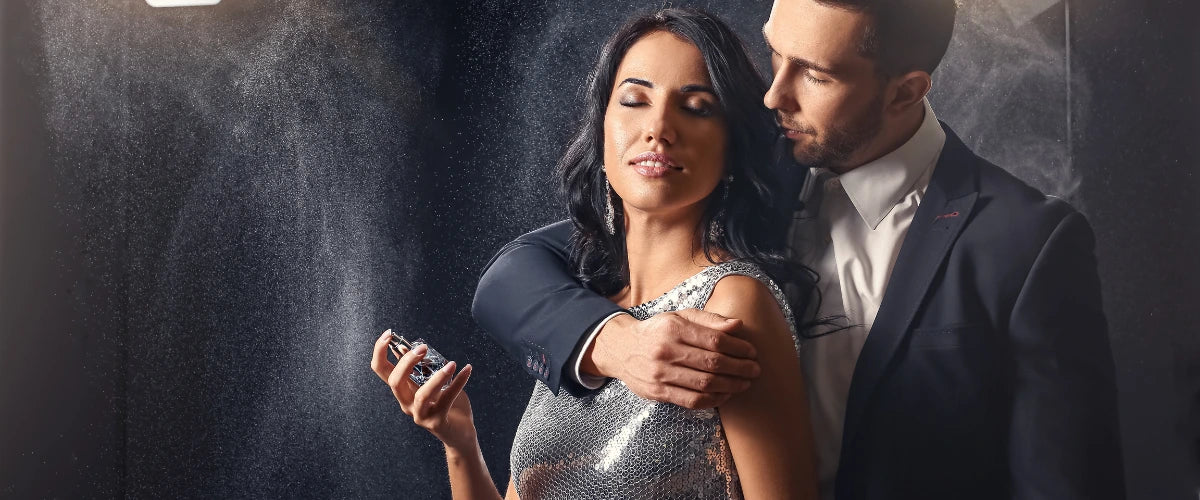 Pareja echandose perfume